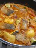 Cazuela de pescados y mariscos con leche de coco y lima