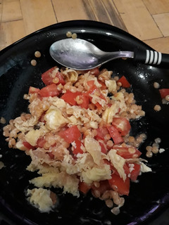 Una foto de Ensalada de lentejas turcas, tomate y huevo