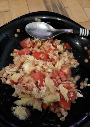 Una foto de Ensalada de lentejas turcas, tomate y huevo