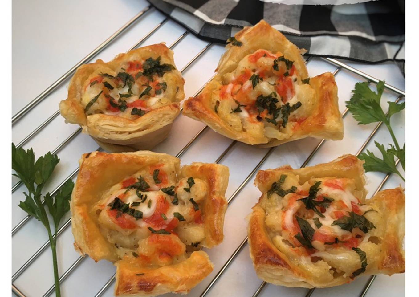 Mac and Cheese in Pastry Cup