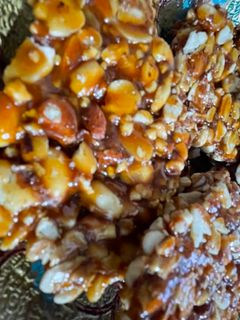 શીંગ ની ચીકકી(Shing Chikki Recipe In Gujarati) રેસીપી મુખ્ય ફોટો