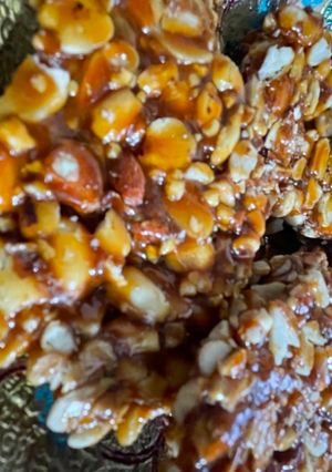 શીંગ ની ચીકકી(Shing Chikki Recipe In Gujarati) રેસીપી મુખ્ય ફોટો