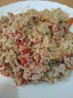 Una foto de Ensalada templada agridulce de pimientos, atún y quinoa