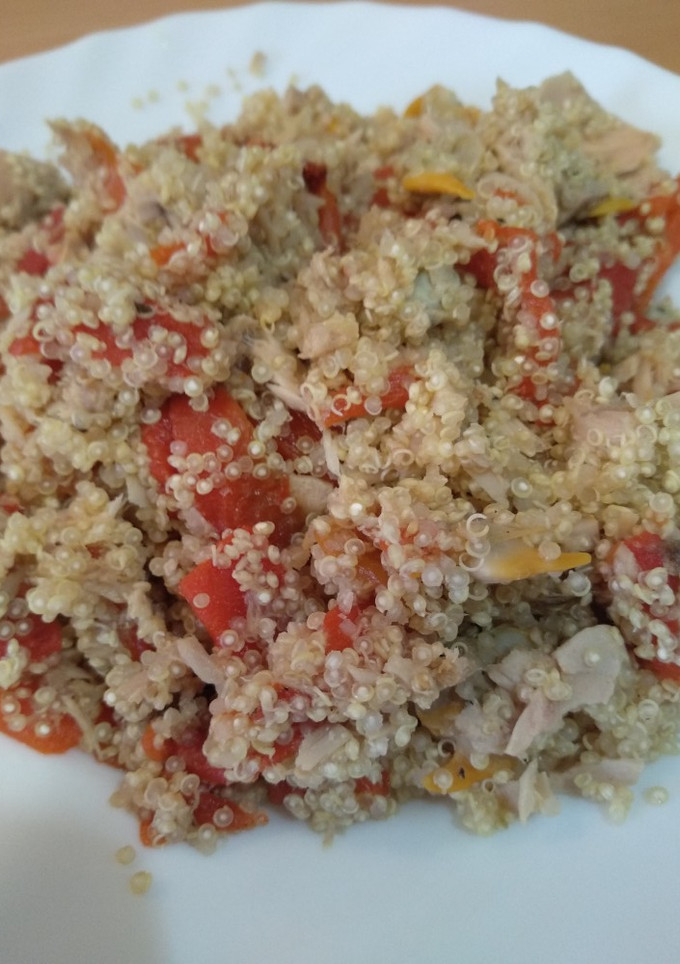 Una foto de Ensalada templada agridulce de pimientos, atún y quinoa