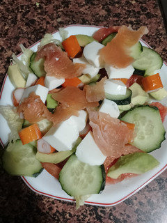 Una foto de Ensalada de Salmón ahumado, queso fresco y surimi