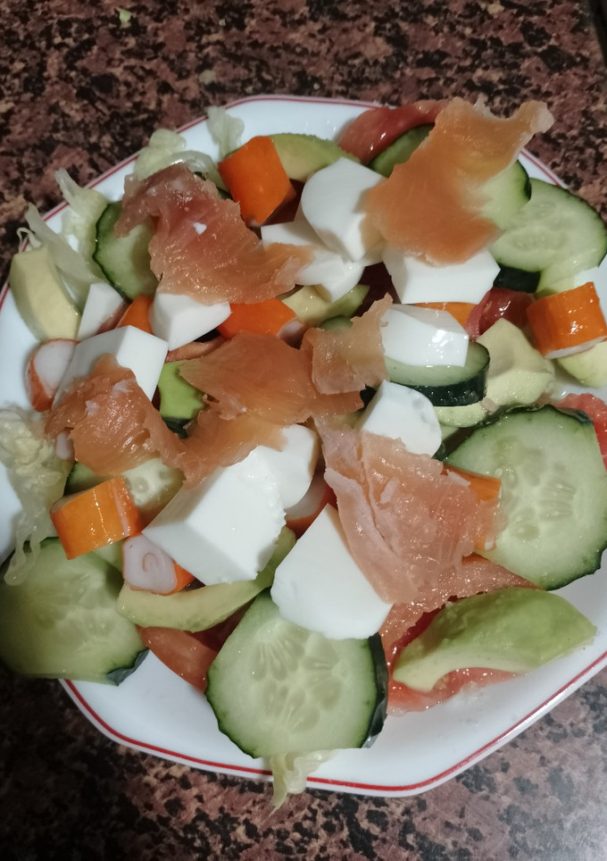 Una foto de Ensalada de Salmón ahumado, queso fresco y surimi