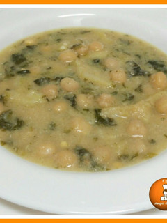 Una foto de Potaje de bacalao con garbanzos y espinacas