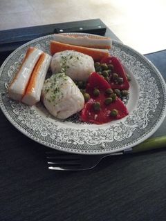 Una foto de Centros de merluza con pimientos asados y palitos de cangrejo