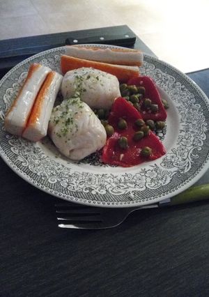 Una foto de Centros de merluza con pimientos asados y palitos de cangrejo