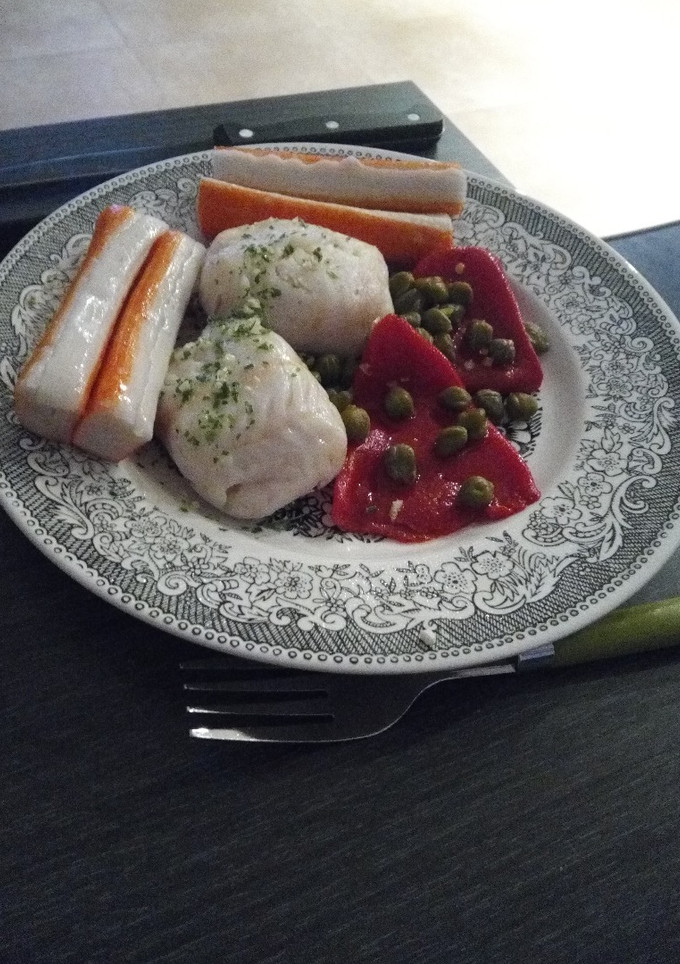 Una foto de Centros de merluza con pimientos asados y palitos de cangrejo