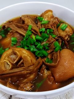 Hình của món Măng khô hầm giò heo.