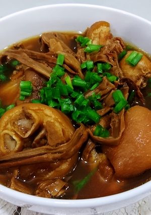 Hình của món Măng khô hầm giò heo.