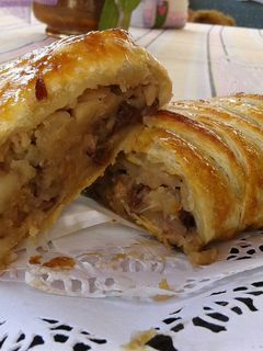 Una foto de Trenza de hojaldre rellena de compota de manzana, nueces y pasas