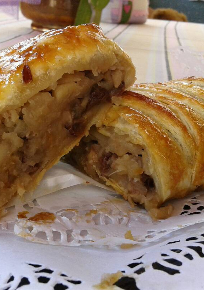 Una foto de Trenza de hojaldre rellena de compota de manzana, nueces y pasas