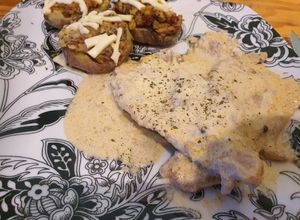 Foto de Bifanas com molho branco de pimenta, e batata recheada