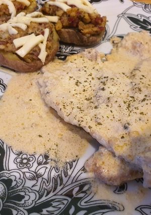 Foto de Bifanas com molho branco de pimenta, e batata recheada