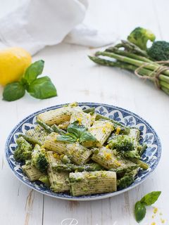 Una foto de Pasta al pesto con judías, brócoli y espárragos