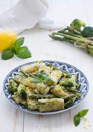 Foto principal de Pasta al pesto con judías, brócoli y espárragos