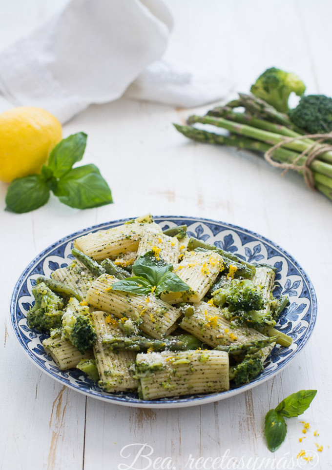 Una foto de Pasta al pesto con judías, brócoli y espárragos