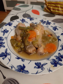 Una foto de Pollo a la jardinera