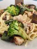 Espagueti con pollo y brócoli