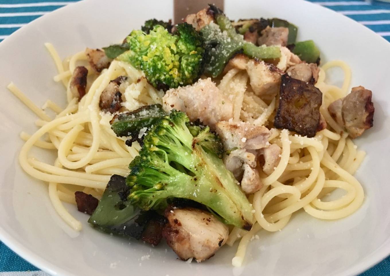 Espagueti con pollo y brócoli