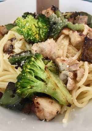 Una foto de Espagueti con pollo y brócoli