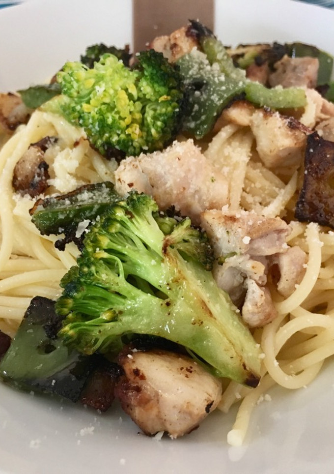 Una foto de Espagueti con pollo y brócoli