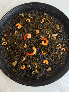 Una foto de Fideuà negra