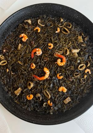 Una foto de Fideuà negra