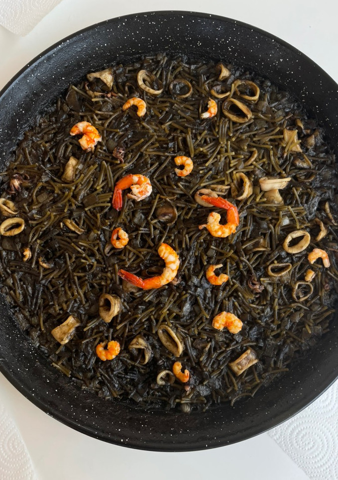 Una foto de Fideuà negra