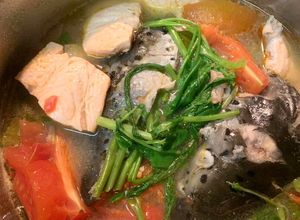 Hình của món Canh chua cá hồi rau muống xa xỉ.