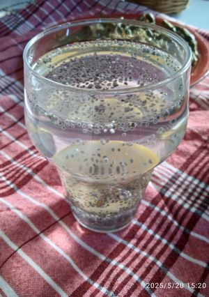 Une photo de Eau rafraîchissante aux graines de chïa et citron