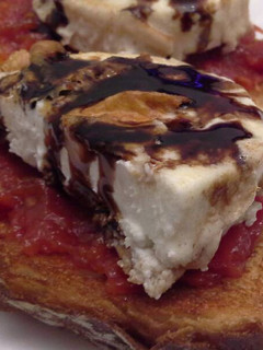 Una foto de Tosta de queso de cabra con confitura de tomate y balsámico