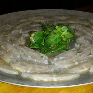 Sashimi de panga con rúcula y canónigos
