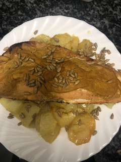 Una foto de 369. Salmón salvaje con costra de mostaza (principal pescado)