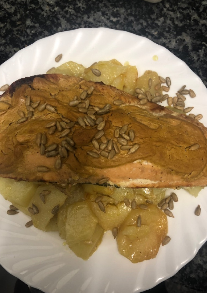 Una foto de 369. Salmón salvaje con costra de mostaza (principal pescado)