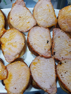 Una foto de Tostas de Lomo Adobado!🍴🍞