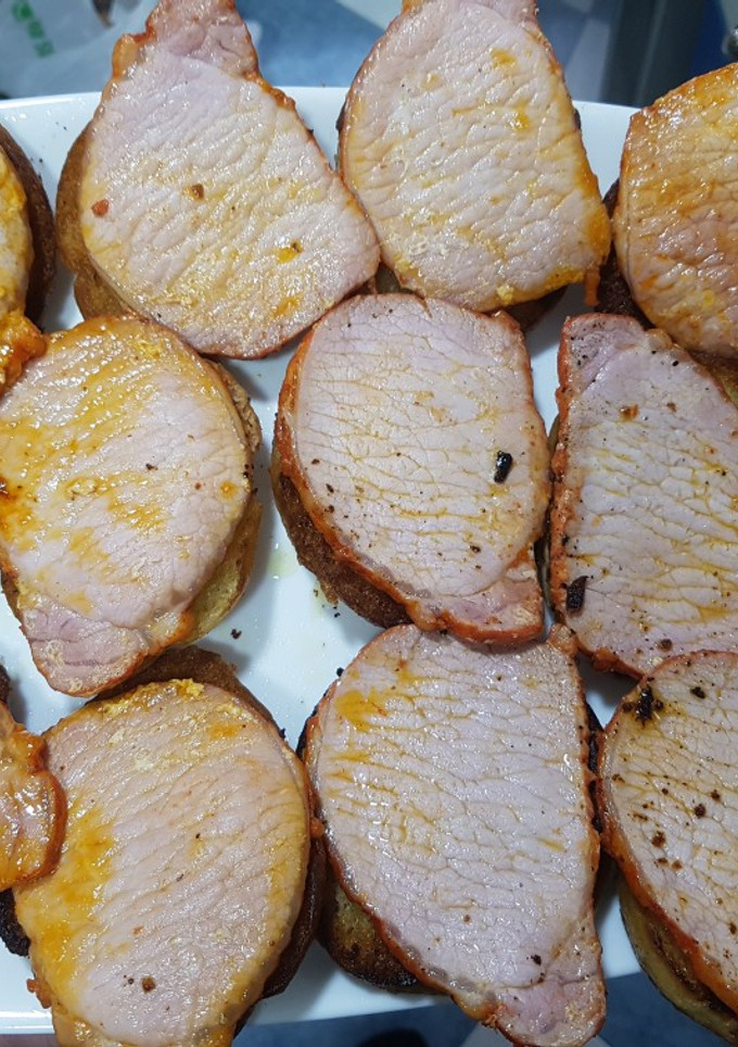 Una foto de Tostas de Lomo Adobado!🍴🍞