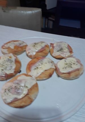 Una foto de Pizzetas XL de jamón y queso. Grace