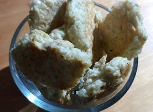 Una foto de Bocaditos de pollo, arroz y arvejas (lo que sobró del almuerzo) apta para BLW