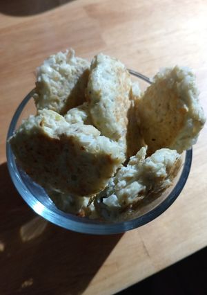 Una foto de Bocaditos de pollo, arroz y arvejas (lo que sobró del almuerzo) apta para BLW