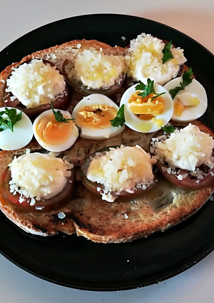Una foto de Tostadas de tomate kumato, mahonesa y queso