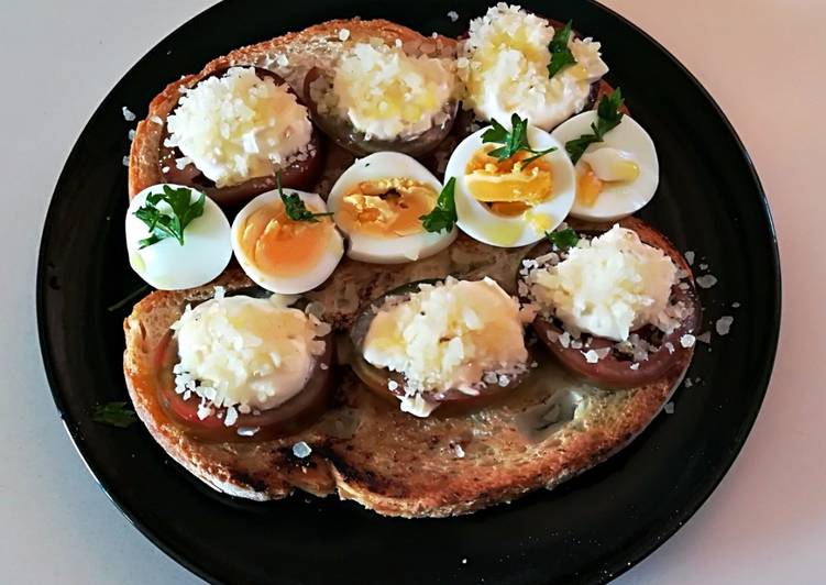 Tostadas de tomate kumato, mahonesa y queso
