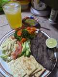 Milanesas doradas en su propio jugo y ensalada de plumilla