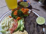 Milanesas doradas en su propio jugo y ensalada de plumilla