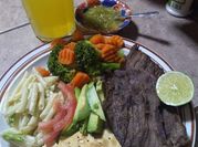 Una foto de ensalada de milanesa