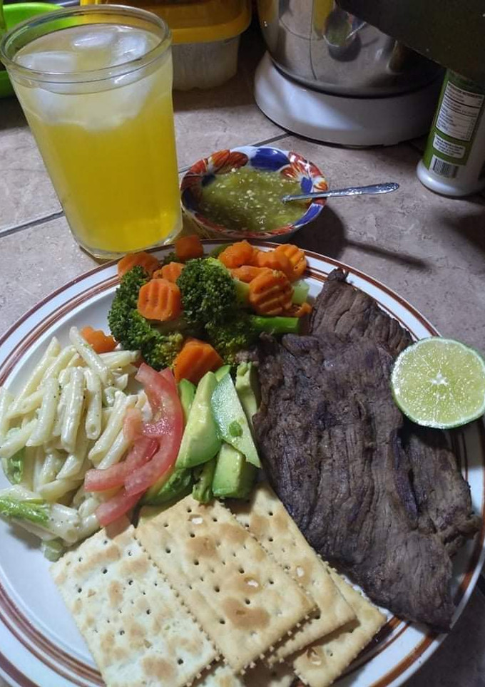 Una foto de Milanesas doradas en su propio jugo y ensalada de plumilla