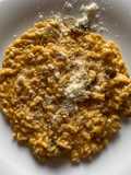 Risotto con crema di carote, mix di funghi e gorgonzola dolce