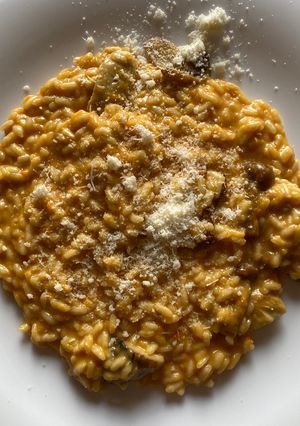 Foto di Risotto con crema di carote, mix di funghi e gorgonzola dolce